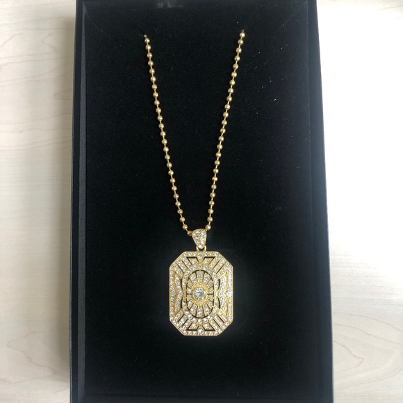 New Paula Abdul Collector’s Item of Two Necklaces w/ Storage Box & Card - Picture 3 of 6